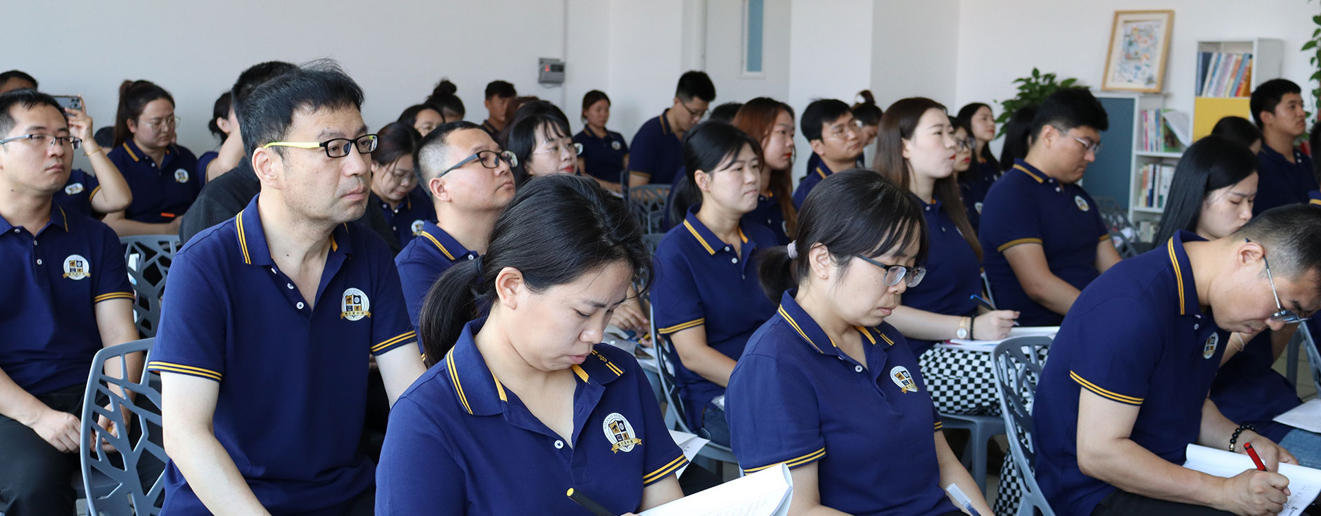 大鸡巴操骚逼女人的视频网站